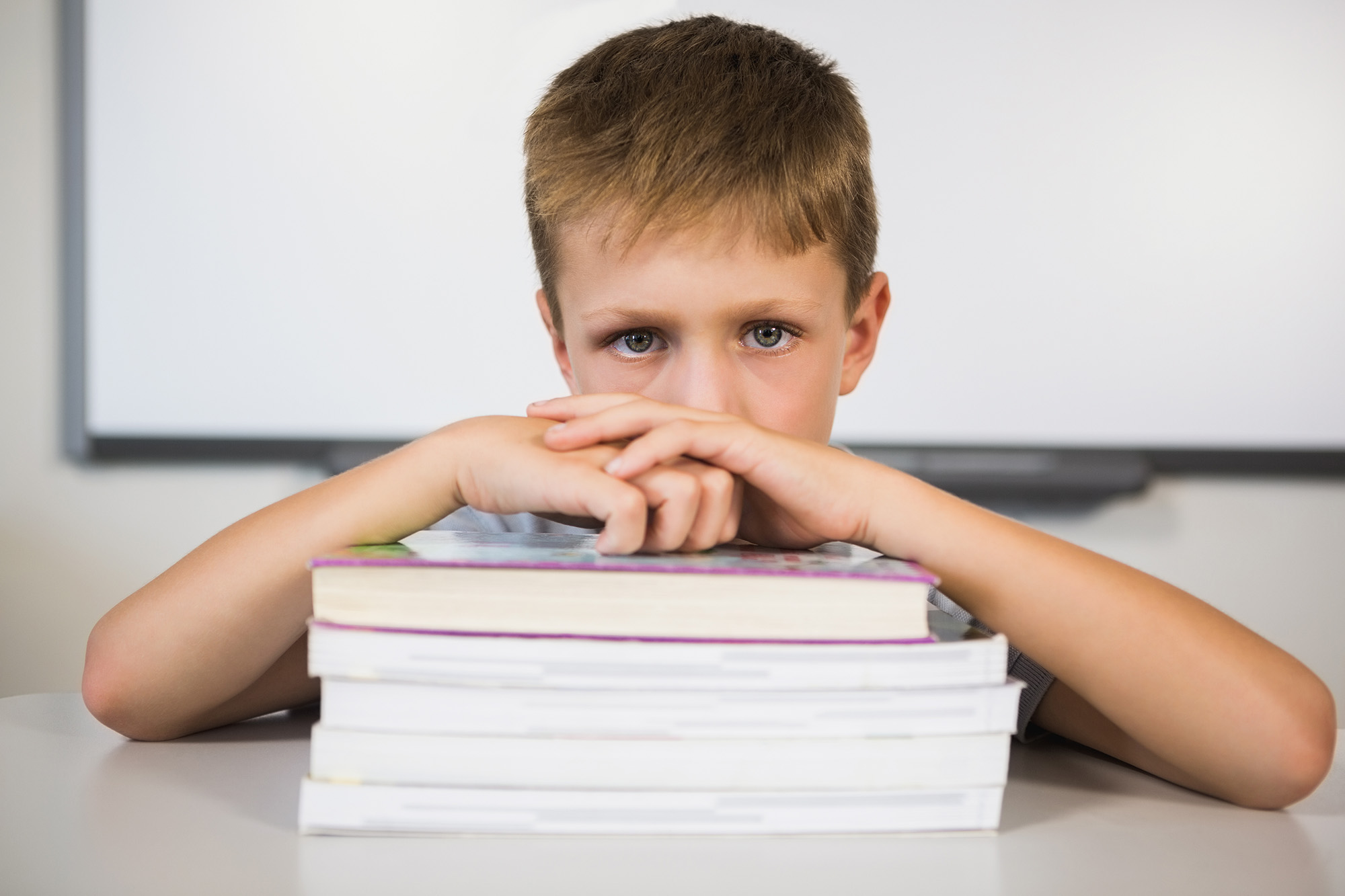 Доделывайте детей. Печальный школьник. Sad schoolboy. Почему ребенок не хочет делать уроки.