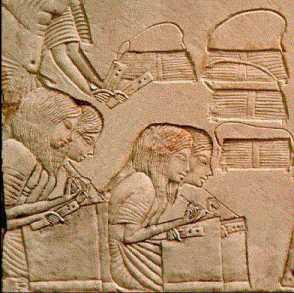 Фото 1. Учебная поза школьника в древнем Египте, которая ведёт к перерождению «в антипода» и смерти.